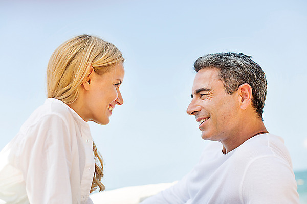 포토 JPG 주간 서양인 외국인 백인 라이프스타일 부부 여자 남자 여유 40대 중년 모션 중년라이프 태국 휴식 함께함 2014년태국 미소 사람 앉기 상반신 성인 해변 야외 두명 옆모습 마주보기 로맨틱 중년부부 중년만 성인만 국내포토 자연요소 해외기획촬영 커플 감정 아시아 바다 뷰포인트 컨셉 표정 인종 생활 파일형식