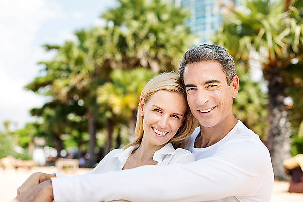 포토 JPG 주간 서양인 외국인 백인 라이프스타일 부부 여자 남자 여유 40대 중년 안기 모션 중년라이프 태국 휴식 함께함 2014년태국 미소 사람 앉기 상반신 성인 해변 야외 두명 앞모습 기댐 로맨틱 중년부부 중년만 성인만 국내포토 자연요소 해외기획촬영 커플 감정 아시아 바다 뷰포인트 컨셉 표정 인종 생활 파일형식
