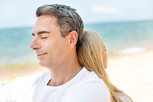 포토 JPG 주간 서양인 외국인 백인 라이프스타일 부부 여자 남자 여유 40대 중년 모션 중년라이프 태국 휴식 함께함 2014년태국 사람 앉기 상반신 성인 해변 야외 두명 옆모습 눈감음 기댐 로맨틱 등맞대기 중년부부 중년만 성인만 국내포토 자연요소 해외기획촬영 커플 감정 아시아 바다 뷰포인트 컨셉 인종 생활 파일형식