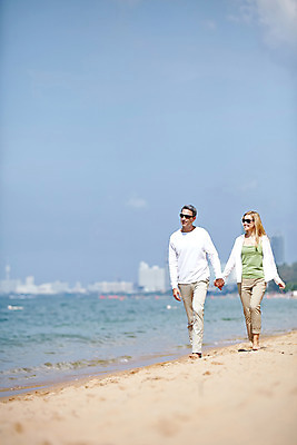 포토 JPG 주간 전신 서양인 외국인 백인 구름 라이프스타일 부부 여자 남자 여유 바다 40대 중년 모션 중년라이프 태국 하늘 함께함 2014년태국 사람 성인 해변 야외 두명 앞모습 선글라스 걷기 손잡기 산책 로맨틱 중년부부 중년만 성인만 국내포토 자연요소 해외기획촬영 커플 감정 아시아 안경 뷰포인트 컨셉 휴식 인종 생활 파일형식