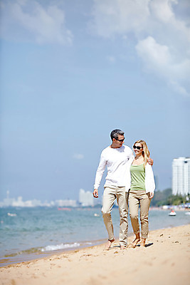 포토 JPG 주간 전신 서양인 외국인 백인 구름 라이프스타일 부부 여자 남자 여유 바다 40대 중년 모션 중년라이프 태국 하늘 어깨동무 함께함 2014년태국 사람 성인 해변 야외 두명 앞모습 선글라스 걷기 산책 로맨틱 중년부부 중년만 성인만 국내포토 자연요소 해외기획촬영 커플 감정 아시아 안경 뷰포인트 포즈 컨셉 휴식 인종 생활 파일형식