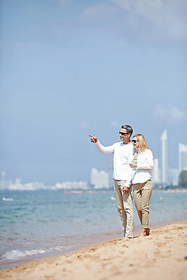 포토 JPG 주간 전신 서양인 외국인 백인 라이프스타일 부부 여자 남자 여유 바다 40대 중년 모션 중년라이프 태국 하늘 함께함 2014년태국 사람 손짓 성인 해변 야외 두명 앞모습 선글라스 걷기 손잡기 산책 로맨틱 가리킴 중년부부 중년만 성인만 국내포토 자연요소 해외기획촬영 커플 감정 아시아 안경 뷰포인트 컨셉 휴식 인종 생활 파일형식