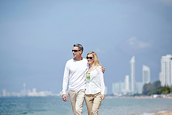 포토 JPG 주간 서양인 외국인 백인 라이프스타일 부부 여자 남자 여유 바다 40대 중년 모션 중년라이프 태국 하늘 어깨동무 함께함 2014년태국 사람 상반신 성인 해변 야외 두명 앞모습 선글라스 걷기 산책 로맨틱 중년부부 중년만 성인만 국내포토 자연요소 해외기획촬영 커플 감정 아시아 안경 뷰포인트 포즈 컨셉 휴식 인종 생활 파일형식