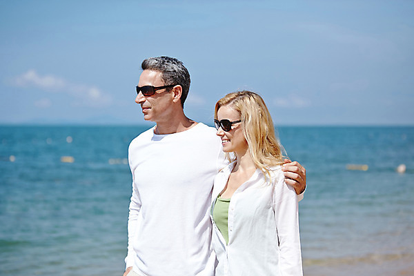 포토 JPG 주간 서양인 외국인 백인 구름 라이프스타일 부부 응시 여자 남자 여유 바다 40대 중년 모션 중년라이프 태국 하늘 어깨동무 함께함 2014년태국 사람 상반신 성인 해변 야외 두명 옆모습 선글라스 걷기 산책 로맨틱 중년부부 중년만 성인만 국내포토 자연요소 해외기획촬영 커플 시선 감정 아시아 안경 뷰포인트 포즈 컨셉 휴식 인종 생활 파일형식