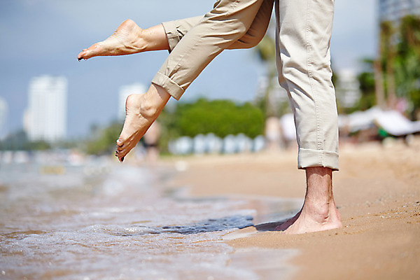 포토 JPG 주간 서양인 외국인 백인 라이프스타일 부부 여자 남자 여유 바다 40대 중년 모션 중년라이프 태국 함께함 2014년태국 서기 사람 성인 해변 야외 두명 옆모습 신체부위 로맨틱 하반신 다리 중년부부 중년만 성인만 들어올리기 국내포토 자연요소 해외기획촬영 커플 감정 아시아 뷰포인트 컨셉 인종 생활 파일형식