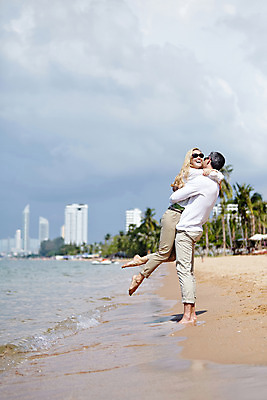 포토 JPG 주간 전신 서양인 외국인 백인 구름 라이프스타일 부부 여자 남자 여유 바다 40대 중년 안기 모션 중년라이프 태국 하늘 함께함 2014년태국 서기 미소 사람 성인 해변 야외 두명 옆모습 선글라스 로맨틱 중년부부 중년만 성인만 들어올리기 국내포토 자연요소 해외기획촬영 커플 감정 아시아 안경 뷰포인트 컨셉 표정 인종 생활 파일형식