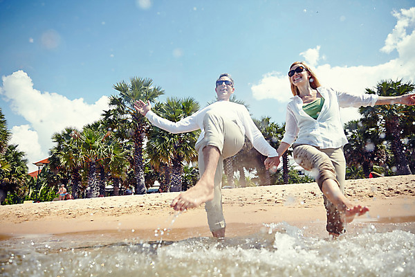 포토 JPG 주간 전신 서양인 외국인 백인 구름 라이프스타일 부부 여자 남자 여유 바다 40대 중년 장난 모션 중년라이프 태국 물놀이 하늘 함께함 2014년태국 서기 미소 사람 성인 해변 야외 두명 앞모습 선글라스 손잡기 로맨틱 중년부부 중년만 성인만 국내포토 자연요소 해외기획촬영 커플 감정 아시아 안경 뷰포인트 컨셉 놀이 표정 인종 생활 파일형식