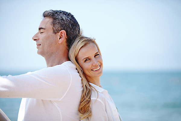 포토 JPG 주간 서양인 외국인 백인 라이프스타일 부부 여자 남자 여유 바다 40대 중년 모션 중년라이프 태국 휴식 함께함 2014년태국 미소 사람 앉기 상반신 성인 해변 야외 두명 옆모습 눈감음 기댐 로맨틱 등맞대기 중년부부 중년만 성인만 국내포토 자연요소 해외기획촬영 커플 감정 아시아 뷰포인트 컨셉 표정 인종 생활 파일형식