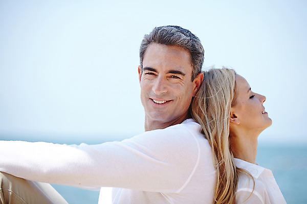 포토 JPG 주간 서양인 외국인 백인 라이프스타일 부부 여자 남자 여유 40대 중년 모션 중년라이프 태국 하늘 휴식 함께함 2014년태국 미소 사람 앉기 상반신 성인 해변 야외 두명 옆모습 기댐 로맨틱 등맞대기 중년부부 중년만 성인만 국내포토 자연요소 해외기획촬영 커플 감정 아시아 바다 뷰포인트 컨셉 표정 인종 생활 파일형식