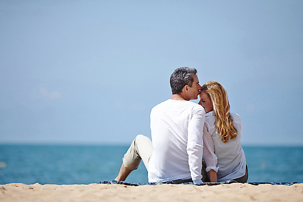 포토 JPG 주간 서양인 외국인 백인 라이프스타일 부부 여자 남자 여유 바다 40대 중년 모션 중년라이프 태국 하늘 휴식 키스 함께함 2014년태국 사람 앉기 상반신 성인 해변 야외 두명 뒷모습 로맨틱 중년부부 중년만 성인만 국내포토 자연요소 해외기획촬영 커플 감정 아시아 뷰포인트 컨셉 인종 생활 애정표현 파일형식