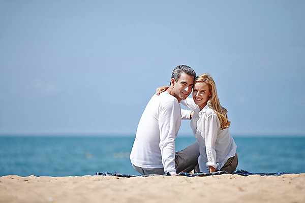 포토 JPG 주간 서양인 외국인 백인 라이프스타일 부부 여자 남자 여유 바다 40대 중년 모션 중년라이프 태국 하늘 휴식 함께함 2014년태국 미소 사람 앉기 상반신 성인 해변 야외 두명 뒷모습 로맨틱 뒤돌아보기 중년부부 중년만 성인만 국내포토 자연요소 해외기획촬영 커플 감정 아시아 뷰포인트 컨셉 표정 인종 생활 파일형식