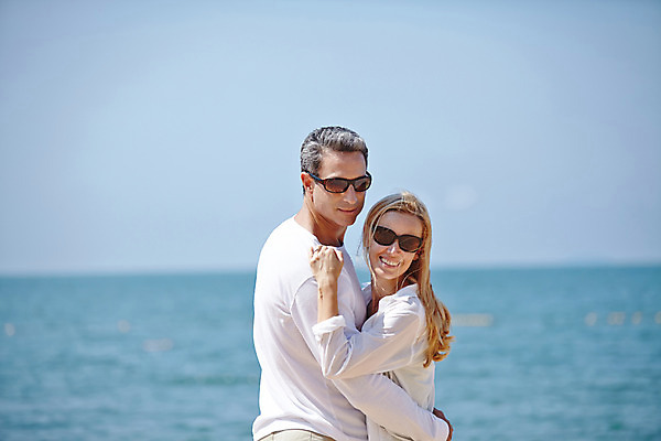 포토 JPG 주간 서양인 외국인 백인 라이프스타일 부부 여자 남자 여유 바다 40대 중년 안기 모션 중년라이프 태국 휴식 함께함 2014년태국 서기 미소 사람 상반신 성인 해변 야외 두명 옆모습 선글라스 로맨틱 중년부부 중년만 성인만 국내포토 자연요소 해외기획촬영 커플 감정 아시아 안경 뷰포인트 컨셉 표정 인종 생활 파일형식