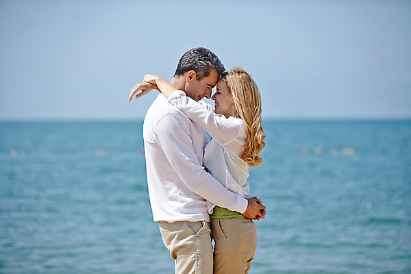 포토 JPG 주간 서양인 외국인 백인 라이프스타일 부부 여자 남자 여유 바다 40대 중년 안기 모션 중년라이프 태국 휴식 함께함 2014년태국 서기 미소 사람 상반신 성인 해변 야외 두명 옆모습 손들기 마주보기 로맨틱 중년부부 중년만 성인만 국내포토 자연요소 해외기획촬영 커플 감정 아시아 뷰포인트 컨셉 표정 인종 생활 파일형식