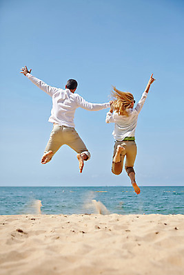 포토 JPG 주간 전신 서양인 외국인 백인 라이프스타일 부부 여자 남자 여유 바다 40대 중년 모션 중년라이프 태국 하늘 함께함 2014년태국 사람 성인 해변 야외 두명 뒷모습 손잡기 점프 로맨틱 중년부부 중년만 성인만 국내포토 자연요소 해외기획촬영 커플 감정 아시아 뷰포인트 컨셉 인종 생활 파일형식