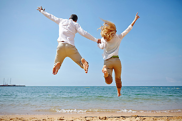 포토 JPG 주간 전신 서양인 외국인 백인 라이프스타일 부부 여자 남자 여유 바다 40대 중년 모션 중년라이프 태국 하늘 함께함 2014년태국 사람 성인 해변 야외 두명 뒷모습 손잡기 점프 로맨틱 중년부부 중년만 성인만 국내포토 자연요소 해외기획촬영 커플 감정 아시아 뷰포인트 컨셉 인종 생활 파일형식