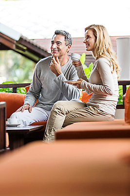 포토 JPG 주간 서양인 외국인 백인 라이프스타일 부부 응시 여자 남자 행복 커피 음료 40대 중년 모션 중년라이프 태국 리조트 티타임 휴식 함께함 2014년태국 미소 사람 앉기 상반신 성인 야외 두명 옆모습 소파 로맨틱 중년부부 중년만 성인만 국내포토 자연요소 해외기획촬영 커플 시선 감정 아시아 뷰포인트 컨셉 의자 표정 인종 생활 파일형식