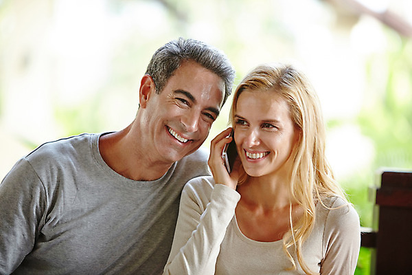 포토 JPG 주간 서양인 외국인 백인 라이프스타일 부부 여자 남자 행복 40대 중년 모션 중년라이프 태국 리조트 휴식 함께함 2014년태국 미소 들기 사람 앉기 상반신 성인 야외 두명 앞모습 스마트폰 로맨틱 통화 중년부부 중년만 성인만 국내포토 자연요소 해외기획촬영 커플 감정 아시아 뷰포인트 컨셉 표정 인종 생활 핸드폰 스마트기기 파일형식