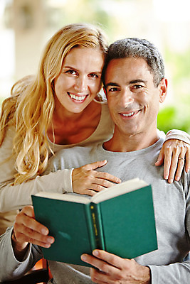 포토 JPG 주간 서양인 외국인 백인 라이프스타일 부부 여자 남자 행복 40대 중년 모션 중년라이프 태국 리조트 휴식 함께함 2014년태국 미소 들기 사람 앉기 상반신 성인 야외 두명 앞모습 책 독서 손들기 로맨틱 중년부부 중년만 성인만 국내포토 자연요소 해외기획촬영 커플 감정 아시아 뷰포인트 컨셉 표정 인종 생활 파일형식