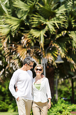 포토 JPG 주간 서양인 외국인 나무 백인 라이프스타일 부부 여자 남자 행복 40대 중년 허리손 모션 중년라이프 태국 리조트 어깨동무 함께함 2014년태국 사랑 미소 사람 상반신 성인 야외 두명 앞모습 선글라스 걷기 산책 로맨틱 중년부부 중년만 성인만 국내포토 자연요소 식물 해외기획촬영 커플 감정 아시아 안경 뷰포인트 포즈 컨셉 휴식 표정 인종 생활 파일형식