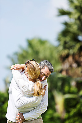 포토 JPG 주간 서양인 외국인 백인 라이프스타일 부부 여자 남자 행복 40대 중년 안기 모션 중년라이프 태국 리조트 함께함 2014년태국 사랑 서기 미소 사람 상반신 성인 야외 두명 앞모습 뒷모습 선글라스 산책 로맨틱 중년부부 중년만 성인만 국내포토 자연요소 해외기획촬영 커플 감정 아시아 안경 뷰포인트 컨셉 휴식 표정 인종 생활 파일형식