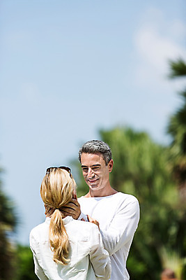 포토 JPG 주간 서양인 외국인 백인 라이프스타일 부부 여자 남자 행복 40대 중년 모션 중년라이프 태국 하늘 리조트 함께함 2014년태국 사랑 서기 미소 사람 손짓 상반신 성인 야외 두명 앞모습 뒷모습 선글라스 산책 로맨틱 중년부부 중년만 성인만 국내포토 자연요소 해외기획촬영 커플 감정 아시아 안경 뷰포인트 컨셉 휴식 표정 인종 생활 파일형식