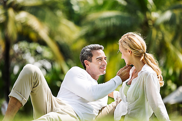 포토 JPG 주간 서양인 외국인 백인 라이프스타일 부부 여자 남자 행복 40대 중년 모션 중년라이프 태국 리조트 휴식 함께함 2014년태국 사랑 미소 사람 앉기 손짓 잔디 상반신 성인 야외 두명 앞모습 옆모습 마주보기 로맨틱 중년부부 중년만 성인만 국내포토 자연요소 식물 해외기획촬영 커플 감정 아시아 뷰포인트 컨셉 표정 인종 생활 파일형식