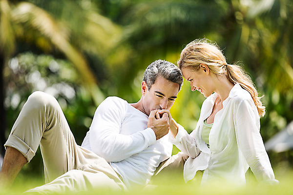포토 JPG 주간 서양인 외국인 백인 라이프스타일 부부 여자 남자 행복 40대 중년 모션 중년라이프 태국 리조트 휴식 손등키스 함께함 2014년태국 사랑 미소 사람 앉기 손짓 잔디 상반신 성인 야외 두명 앞모습 옆모습 로맨틱 중년부부 중년만 성인만 국내포토 자연요소 식물 해외기획촬영 커플 감정 아시아 뷰포인트 컨셉 키스 표정 인종 생활 파일형식