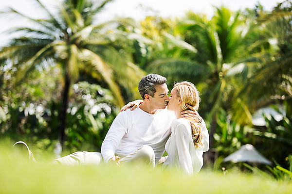 포토 JPG 주간 서양인 외국인 백인 라이프스타일 부부 여자 남자 행복 40대 중년 모션 중년라이프 태국 리조트 휴식 키스 함께함 2014년태국 사랑 사람 앉기 손짓 잔디 상반신 성인 야외 두명 앞모습 옆모습 눈감음 로맨틱 중년부부 중년만 성인만 국내포토 자연요소 식물 해외기획촬영 커플 감정 아시아 뷰포인트 컨셉 인종 생활 애정표현 파일형식