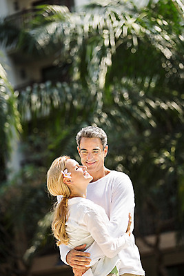 포토 JPG 주간 서양인 외국인 백인 라이프스타일 부부 여자 남자 꽃 행복 40대 중년 안기 모션 중년라이프 태국 리조트 함께함 2014년태국 사랑 서기 미소 사람 상반신 성인 야외 두명 앞모습 옆모습 산책 로맨틱 중년부부 중년만 성인만 국내포토 자연요소 식물 해외기획촬영 커플 감정 아시아 뷰포인트 컨셉 휴식 표정 인종 생활 파일형식