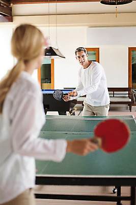 포토 JPG 주간 서양인 외국인 백인 라이프스타일 부부 여자 남자 행복 스포츠 40대 중년 모션 중년라이프 태국 리조트 함께함 실내 2014년태국 서기 들기 사람 상반신 성인 두명 앞모습 뒷모습 로맨틱 게임 탁구채 탁구 중년부부 중년만 성인만 국내포토 자연요소 해외기획촬영 커플 감정 아시아 뷰포인트 컨셉 놀이 인종 내부 생활 구기 라켓 탁구용품 파일형식