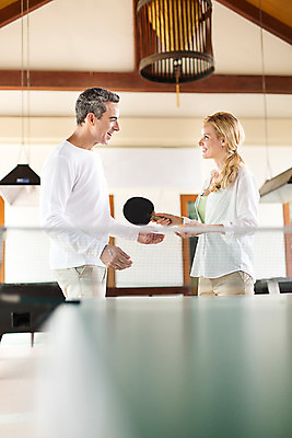 포토 JPG 주간 서양인 외국인 백인 라이프스타일 부부 여자 남자 행복 스포츠 40대 중년 모션 중년라이프 태국 리조트 함께함 실내 대화 2014년태국 서기 미소 들기 사람 상반신 성인 두명 옆모습 로맨틱 탁구채 탁구 중년부부 중년만 성인만 국내포토 자연요소 해외기획촬영 커플 감정 아시아 뷰포인트 컨셉 표정 말하기 인종 내부 생활 구기 라켓 탁구용품 파일형식