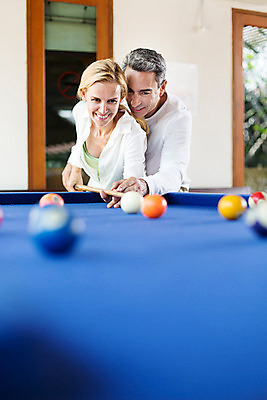 포토 JPG 주간 서양인 외국인 백인 라이프스타일 부부 여자 남자 행복 스포츠 40대 중년 모션 중년라이프 태국 리조트 함께함 실내 2014년태국 서기 미소 들기 사람 상반신 성인 두명 앞모습 로맨틱 게임 가르침 포켓볼 당구공 중년부부 당구채 중년만 성인만 국내포토 자연요소 해외기획촬영 커플 교육 감정 아시아 뷰포인트 컨셉 공 놀이 표정 인종 내부 생활 당구 당구용품 파일형식