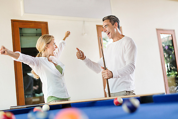 포토 JPG 주간 서양인 외국인 백인 라이프스타일 부부 여자 남자 행복 스포츠 40대 중년 모션 중년라이프 태국 리조트 함께함 실내 2014년태국 서기 미소 들기 사람 손짓 상반신 성인 두명 옆모습 기쁨 로맨틱 게임 최고 포켓볼 중년부부 당구채 중년만 성인만 국내포토 자연요소 해외기획촬영 커플 감정 아시아 뷰포인트 컨셉 놀이 표정 인종 내부 생활 당구 당구용품 파일형식