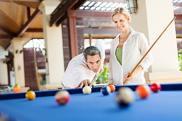 포토 JPG 주간 서양인 외국인 백인 라이프스타일 부부 여자 남자 행복 스포츠 40대 중년 모션 중년라이프 태국 리조트 함께함 실내 2014년태국 서기 들기 사람 상반신 성인 두명 앞모습 로맨틱 게임 포켓볼 중년부부 당구채 중년만 성인만 국내포토 자연요소 해외기획촬영 커플 감정 아시아 뷰포인트 컨셉 놀이 인종 내부 생활 당구 당구용품 파일형식