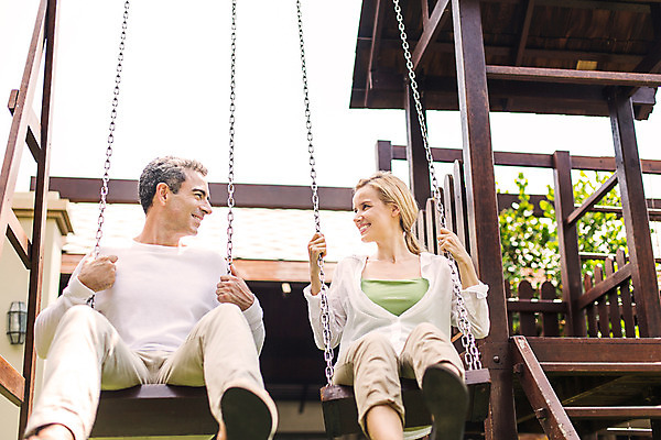 포토 JPG 주간 전신 서양인 외국인 백인 라이프스타일 부부 여자 남자 행복 40대 중년 모션 중년라이프 태국 놀이 리조트 함께함 2014년태국 미소 사람 성인 야외 두명 앞모습 마주보기 로맨틱 놀이터 승차 그네 중년부부 중년만 성인만 국내포토 자연요소 해외기획촬영 커플 감정 아시아 뷰포인트 컨셉 표정 인종 생활 파일형식