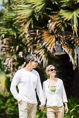 포토 JPG 주간 서양인 외국인 백인 라이프스타일 부부 여자 남자 행복 40대 중년 모션 중년라이프 태국 리조트 함께함 2014년태국 사랑 미소 사람 손짓 상반신 성인 야외 두명 앞모습 선글라스 걷기 손잡기 산책 로맨틱 중년부부 중년만 성인만 국내포토 자연요소 해외기획촬영 커플 감정 아시아 안경 뷰포인트 컨셉 휴식 표정 인종 생활 파일형식