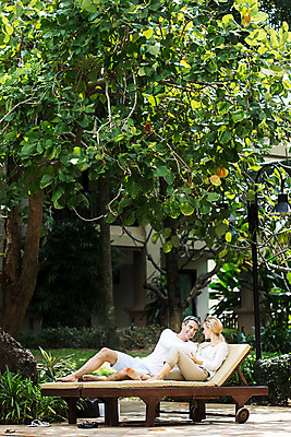 포토 JPG 주간 전신 서양인 외국인 나무 식물 백인 라이프스타일 부부 여자 남자 행복 40대 중년 모션 중년라이프 태국 리조트 휴식 함께함 2014년태국 미소 사람 앉기 성인 야외 두명 앞모습 선글라스 기댐 로맨틱 비치베드 중년부부 중년만 성인만 국내포토 자연요소 해외기획촬영 커플 감정 아시아 안경 뷰포인트 컨셉 표정 인종 생활 파일형식