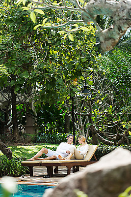 포토 JPG 주간 전신 서양인 외국인 나무 식물 백인 라이프스타일 부부 여자 남자 행복 여유 40대 중년 모션 중년라이프 태국 리조트 휴식 수영장 함께함 2014년태국 미소 사람 앉기 성인 야외 두명 앞모습 선글라스 기댐 로맨틱 비치베드 중년부부 중년만 성인만 국내포토 자연요소 해외기획촬영 커플 감정 아시아 안경 뷰포인트 컨셉 표정 인종 생활 파일형식