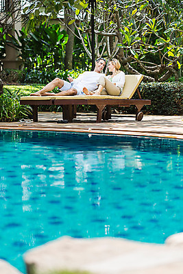 포토 JPG 주간 전신 서양인 외국인 나무 식물 백인 라이프스타일 부부 여자 남자 행복 여유 40대 중년 모션 중년라이프 태국 리조트 휴식 수영장 함께함 2014년태국 미소 사람 앉기 성인 야외 두명 앞모습 선글라스 기댐 로맨틱 비치베드 중년부부 중년만 성인만 국내포토 자연요소 해외기획촬영 커플 감정 아시아 안경 뷰포인트 컨셉 표정 인종 생활 파일형식
