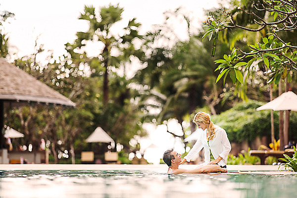포토 JPG 주간 서양인 외국인 백인 라이프스타일 부부 여자 남자 행복 여유 40대 중년 모션 중년라이프 태국 리조트 휴식 수영장 함께함 2014년태국 사람 앉기 상반신 성인 야외 두명 옆모습 마주보기 로맨틱 중년부부 중년만 성인만 국내포토 자연요소 해외기획촬영 커플 감정 아시아 뷰포인트 컨셉 인종 생활 파일형식