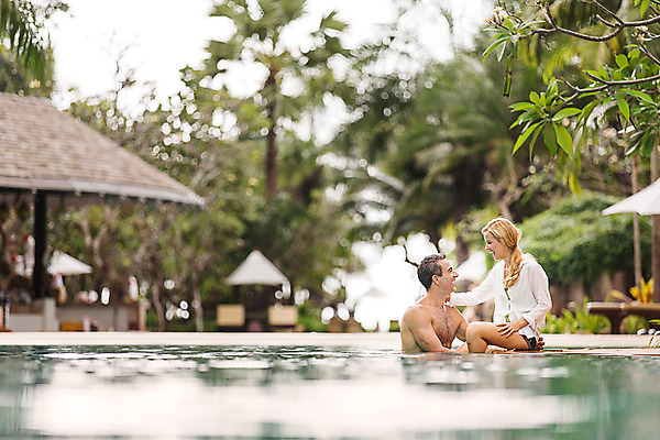 포토 JPG 주간 서양인 외국인 백인 라이프스타일 부부 여자 남자 행복 여유 40대 중년 모션 중년라이프 태국 리조트 휴식 수영장 함께함 2014년태국 미소 사람 앉기 상반신 성인 야외 두명 옆모습 마주보기 로맨틱 중년부부 중년만 성인만 국내포토 자연요소 해외기획촬영 커플 감정 아시아 뷰포인트 컨셉 표정 인종 생활 파일형식