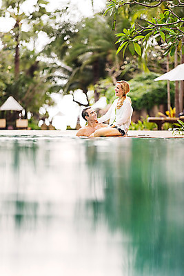 포토 JPG 주간 서양인 외국인 백인 라이프스타일 부부 여자 남자 행복 여유 40대 중년 모션 중년라이프 태국 리조트 휴식 수영장 함께함 2014년태국 미소 사람 앉기 상반신 성인 야외 두명 옆모습 로맨틱 중년부부 중년만 성인만 국내포토 자연요소 해외기획촬영 커플 감정 아시아 뷰포인트 컨셉 표정 인종 생활 파일형식