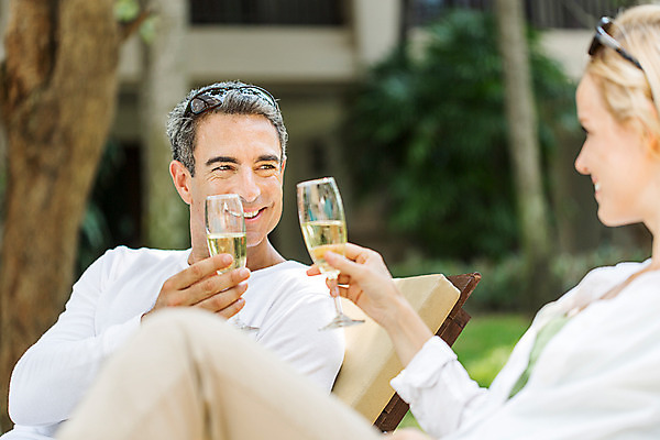 포토 JPG 주간 서양인 외국인 백인 라이프스타일 부부 여자 남자 행복 40대 중년 모션 중년라이프 태국 리조트 휴식 함께함 2014년태국 미소 들기 사람 앉기 상반신 성인 야외 두명 선글라스 샴페인 비치베드 중년부부 중년만 성인만 국내포토 자연요소 해외기획촬영 커플 감정 아시아 안경 컨셉 주류 표정 인종 생활 파일형식