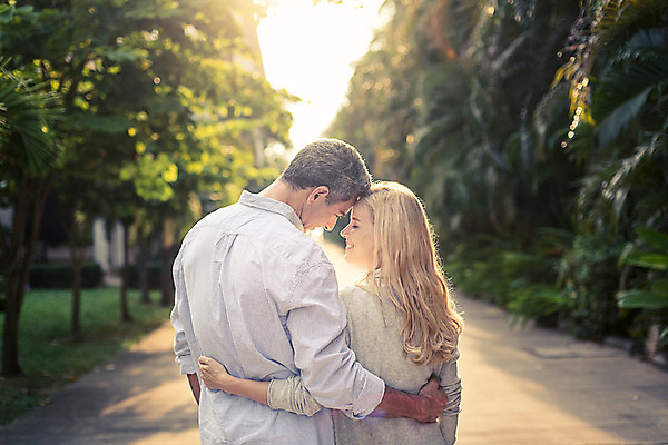 포토 JPG 주간 서양인 외국인 나무 식물 백인 라이프스타일 부부 여자 남자 행복 40대 중년 허리손 모션 중년라이프 태국 함께함 2014년태국 사랑 서기 미소 사람 상반신 성인 야외 두명 뒷모습 마주보기 노을 로맨틱 중년부부 중년만 성인만 국내포토 자연요소 해외기획촬영 커플 감정 아시아 뷰포인트 포즈 컨셉 표정 인종 생활 파일형식