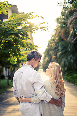 포토 JPG 주간 서양인 외국인 나무 백인 라이프스타일 부부 여자 남자 행복 40대 중년 허리손 모션 중년라이프 태국 함께함 2014년태국 사랑 서기 미소 사람 상반신 성인 야외 두명 뒷모습 마주보기 노을 로맨틱 중년부부 중년만 성인만 국내포토 자연요소 식물 해외기획촬영 커플 감정 아시아 뷰포인트 포즈 컨셉 표정 인종 생활 파일형식