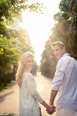 포토 JPG 주간 서양인 외국인 백인 라이프스타일 부부 여자 남자 행복 40대 중년 모션 중년라이프 태국 함께함 2014년태국 사랑 서기 미소 사람 손짓 상반신 성인 야외 두명 뒷모습 햇빛 노을 손잡기 로맨틱 뒤돌아보기 중년부부 중년만 성인만 국내포토 자연요소 해외기획촬영 커플 감정 아시아 뷰포인트 컨셉 표정 인종 생활 태양 파일형식