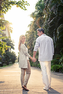 포토 JPG 주간 전신 서양인 외국인 백인 라이프스타일 부부 여자 남자 행복 40대 중년 모션 중년라이프 태국 함께함 2014년태국 사랑 서기 사람 손짓 성인 야외 두명 뒷모습 햇빛 노을 손잡기 로맨틱 뒤돌아보기 중년부부 중년만 성인만 국내포토 자연요소 해외기획촬영 커플 감정 아시아 뷰포인트 컨셉 인종 생활 태양 파일형식