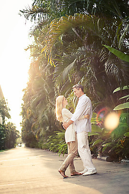 포토 JPG 주간 전신 서양인 외국인 나무 식물 백인 라이프스타일 부부 여자 남자 행복 길 40대 중년 안기 모션 중년라이프 태국 함께함 2014년태국 사랑 서기 미소 사람 성인 야외 두명 옆모습 햇빛 마주보기 노을 로맨틱 중년부부 중년만 성인만 국내포토 자연요소 해외기획촬영 커플 감정 아시아 뷰포인트 컨셉 표정 인종 생활 태양 파일형식
