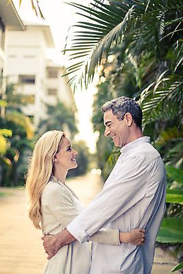 포토 JPG 주간 서양인 외국인 나무 식물 백인 라이프스타일 부부 여자 남자 행복 40대 중년 안기 모션 중년라이프 태국 함께함 2014년태국 사랑 서기 미소 사람 상반신 성인 야외 두명 옆모습 마주보기 로맨틱 중년부부 중년만 성인만 국내포토 자연요소 해외기획촬영 커플 감정 아시아 뷰포인트 컨셉 표정 인종 생활 파일형식