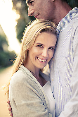 포토 JPG 주간 서양인 외국인 백인 라이프스타일 부부 여자 남자 행복 40대 중년 안기 모션 중년라이프 태국 함께함 2014년태국 사랑 서기 미소 사람 상반신 성인 야외 두명 옆모습 노을 로맨틱 중년부부 중년만 성인만 국내포토 자연요소 해외기획촬영 커플 감정 아시아 뷰포인트 컨셉 표정 인종 생활 파일형식